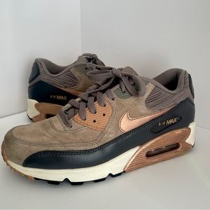 Nike Air Max 90 Womens
Sail/Iron/Metallic Red Bronze/Dark Storm